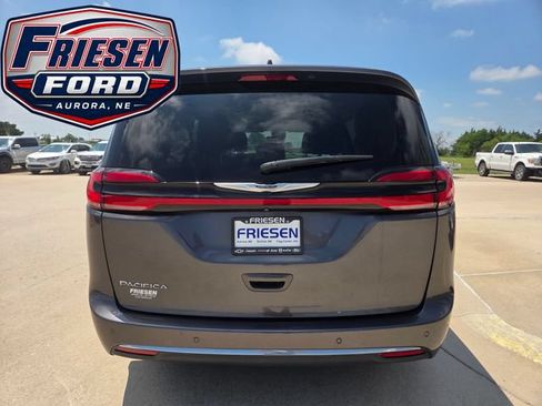 Used 2023 Chrysler Pacifica Touring-L FWD image 6