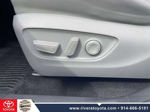 Used 2023 Toyota Highlander XLE AWD/4WD image 17
