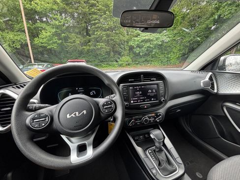 Used 2025 Kia Soul LX w/ LX Technology Package FWD image 32