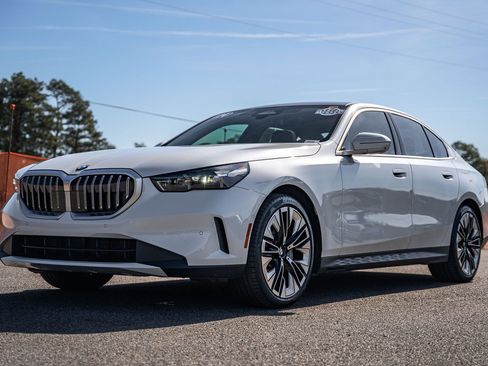 Used 2024 BMW 530i w/ Executive Package RWD image 3