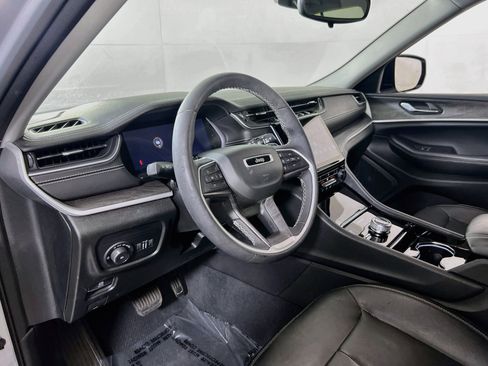 Used 2023 Jeep Grand Cherokee Limited w/ Black Appearance Package AWD/4WD image 9