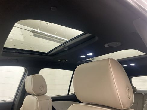 Used 2023 Chevrolet Traverse Premier image 13