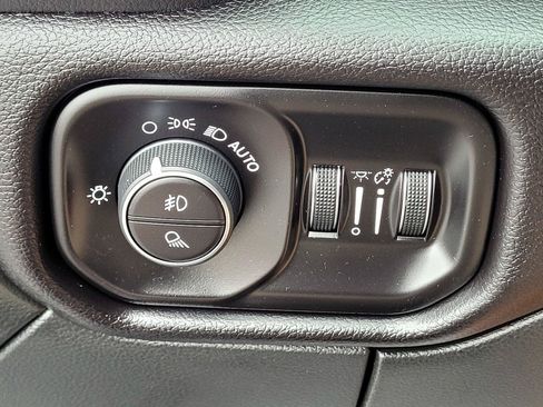 Used 2025 RAM 3500 Laramie AWD/4WD image 18