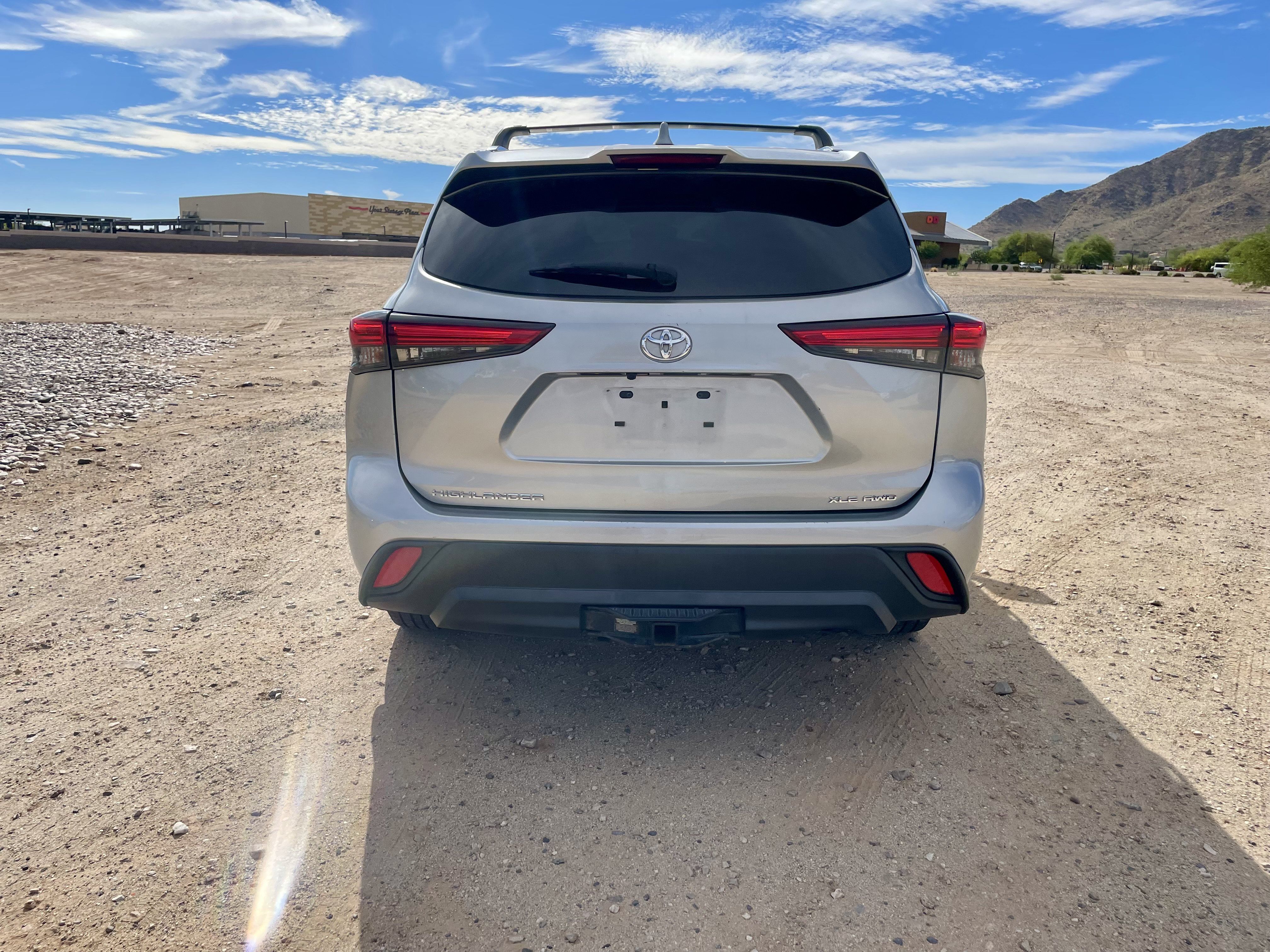 Used 2021 Toyota Highlander XLE AWD/4WD image 4