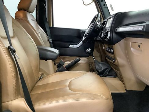 Used 2015 Jeep Wrangler Unlimited Rubicon AWD/4WD image 24