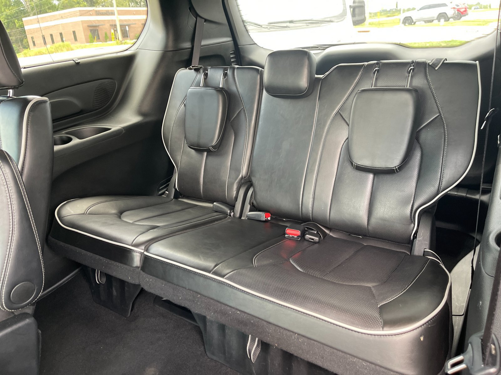 Used 2025 Chrysler Pacifica Limited FWD image 17