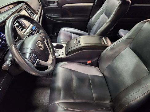 Used 2019 Toyota Highlander XLE FWD image 29