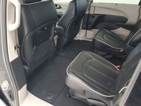 Used 2023 Chrysler Pacifica Limited image 23