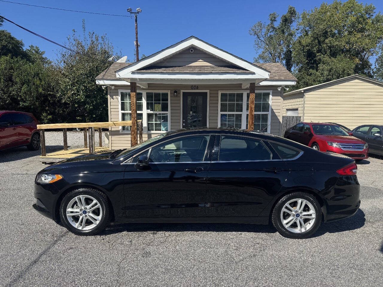 Used 2018 Ford Fusion SE w/ Fusion SE Technology Package FWD image 3