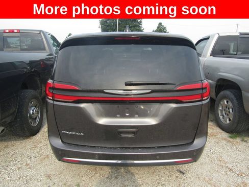Used 2023 Chrysler Pacifica Touring-L FWD image 4