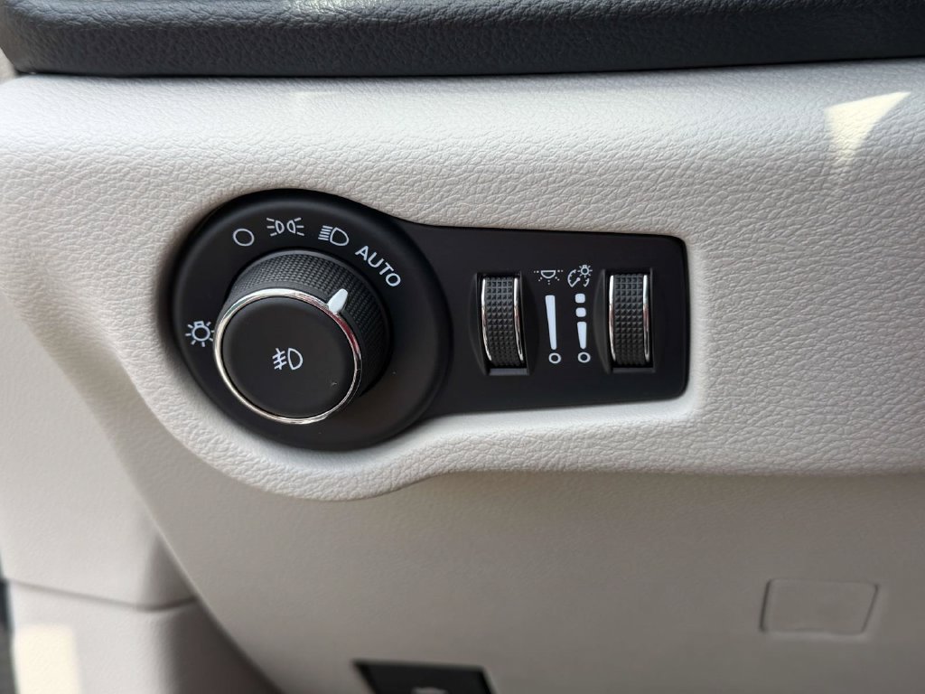 Used 2022 Chrysler Pacifica Touring-L FWD image 22