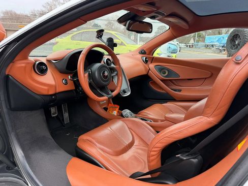 Used 2017 McLaren 570S image 23