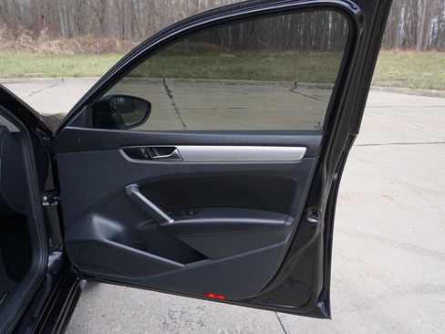 Used 2019 Volkswagen Passat 2.0T Wolfsburg image 16