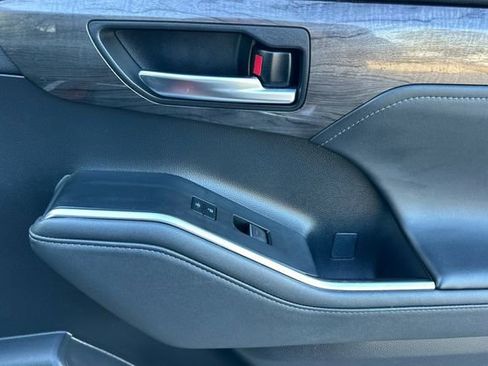 Used 2023 Toyota Highlander Limited image 22