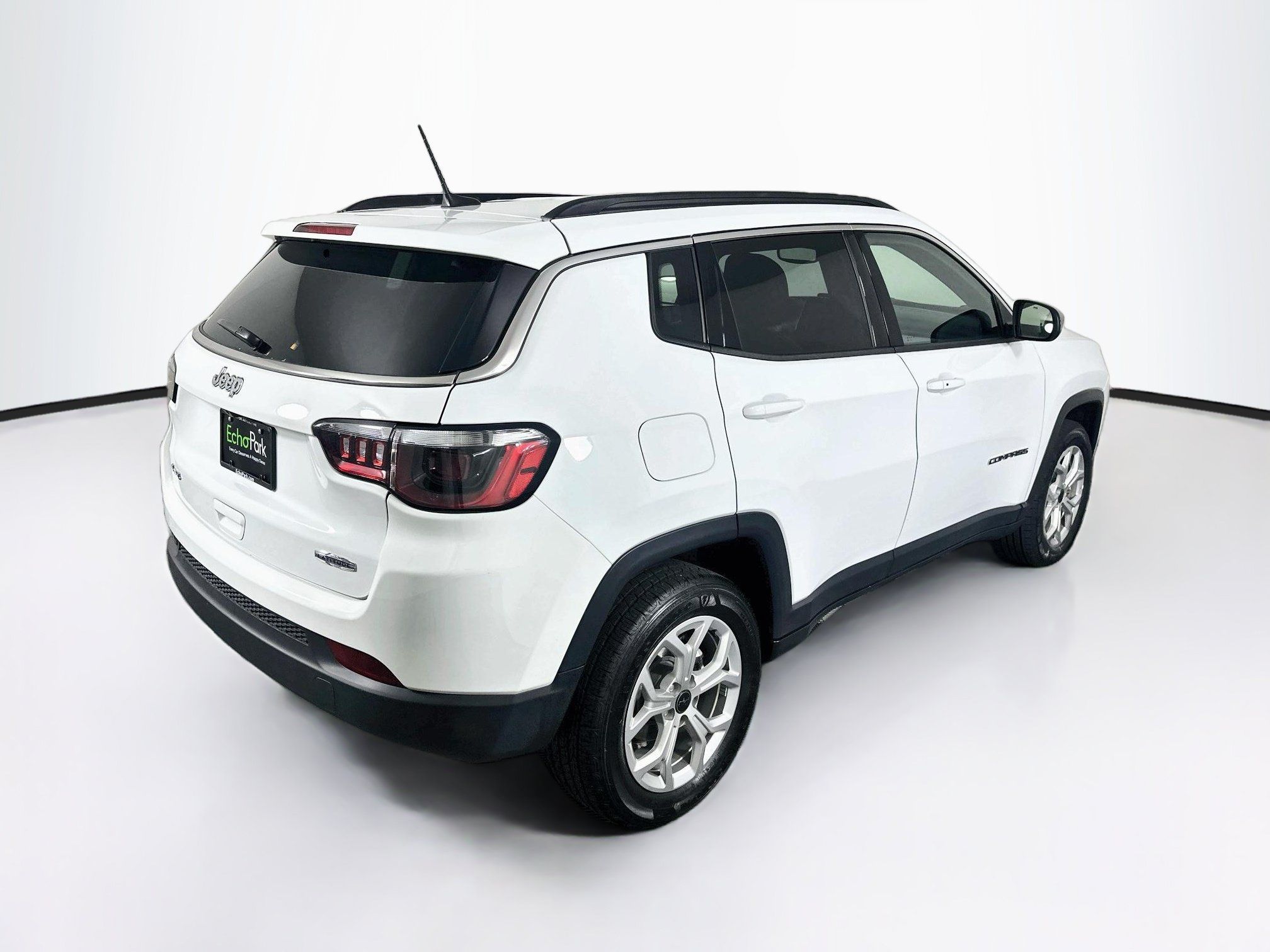 Used 2025 Jeep Compass Latitude AWD/4WD image 9