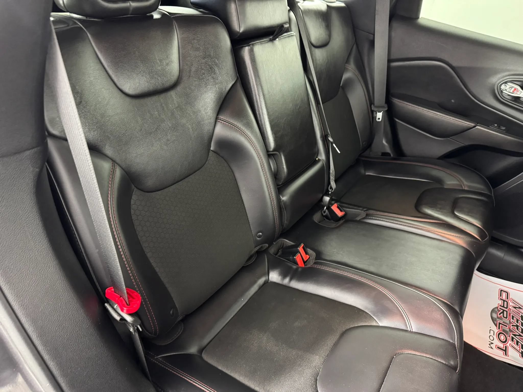 Used 2019 Jeep Cherokee Trailhawk AWD/4WD image 36