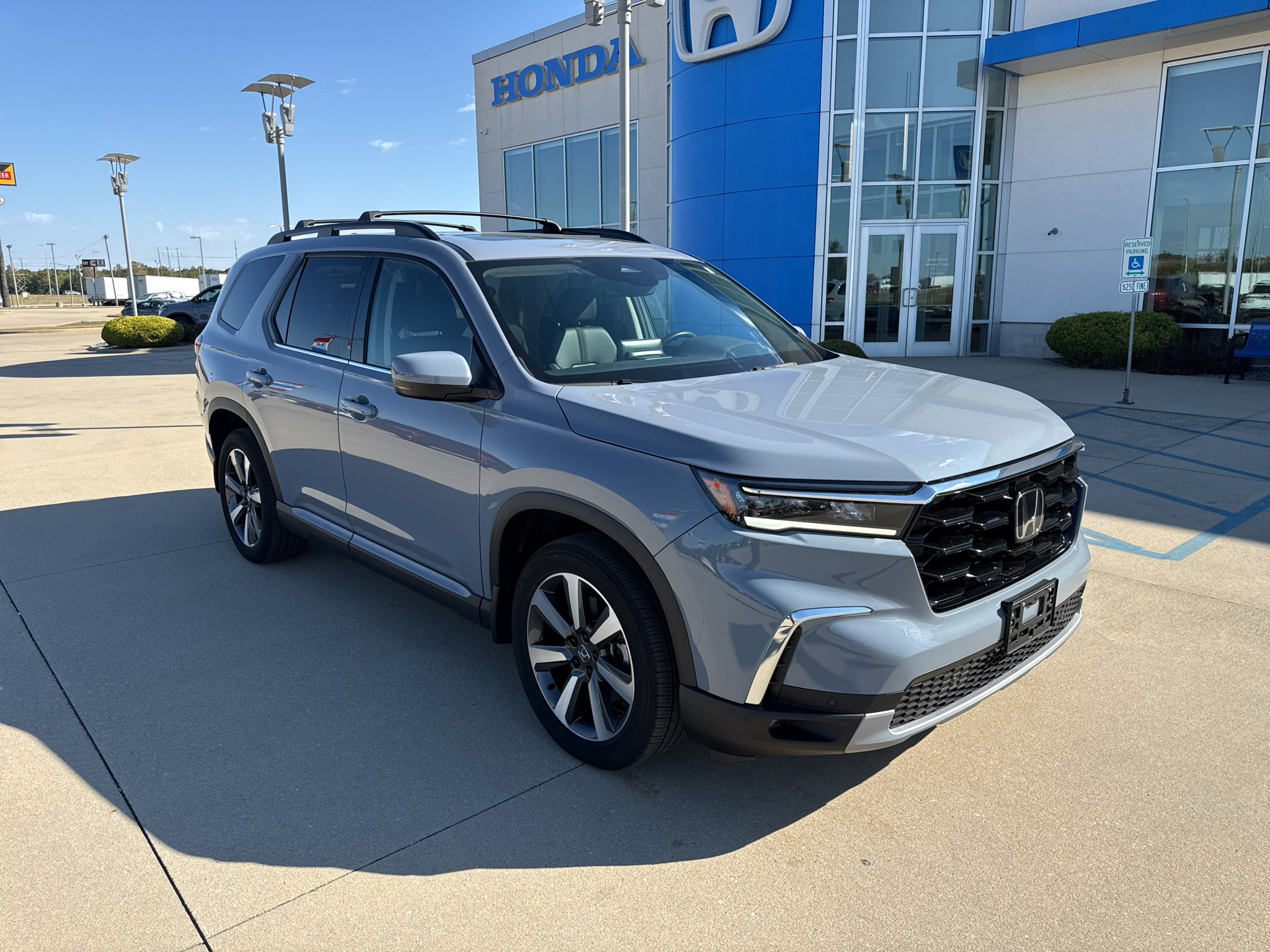 Used 2025 Honda Pilot Touring image 3