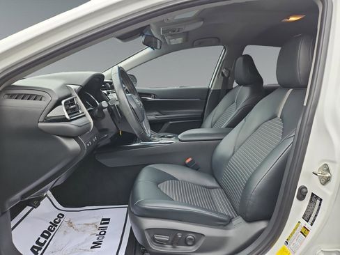 Used 2020 Toyota Camry SE w/ Blackout Package image 9