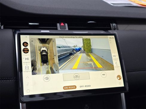 New 2025 Land Rover Discovery Sport Dynamic SE image 12