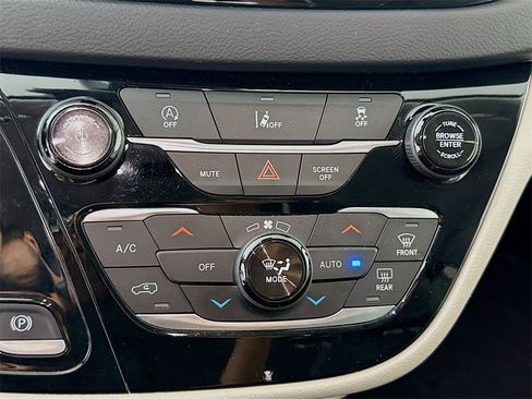 Used 2022 Chrysler Pacifica Touring-L image 16