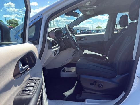 Used 2024 Chrysler Voyager LX FWD image 10