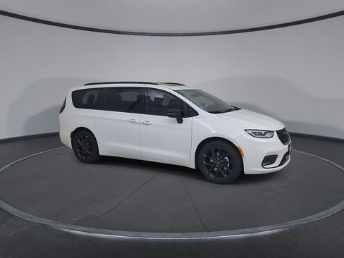 New 2026 Chrysler Pacifica Limited image 2