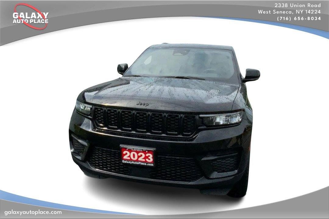 Used 2023 Jeep Grand Cherokee Altitude AWD/4WD image 2