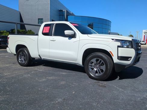 Used 2025 Nissan Frontier SV image 2