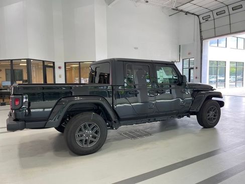 Used 2024 Jeep Gladiator Sport image 4