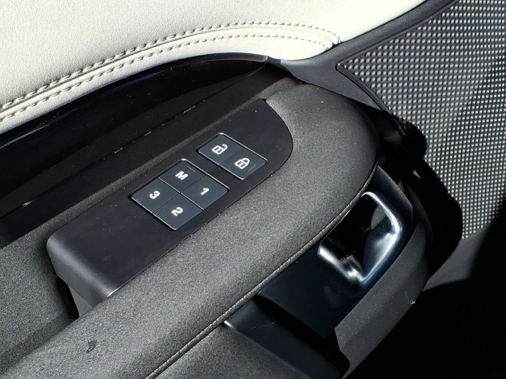 Certified 2025 Land Rover Discovery S AWD/4WD image 12