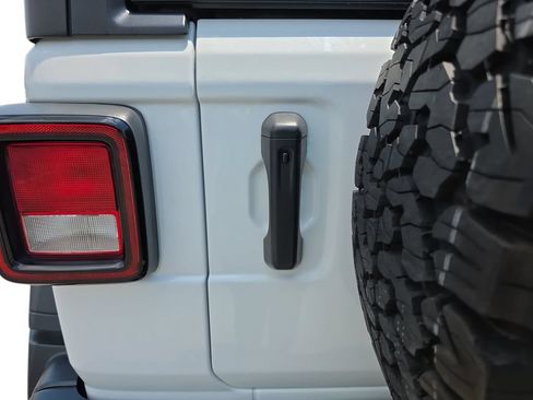 Used 2023 Jeep Wrangler Unlimited Rubicon w/ Cold Weather Group AWD/4WD image 34