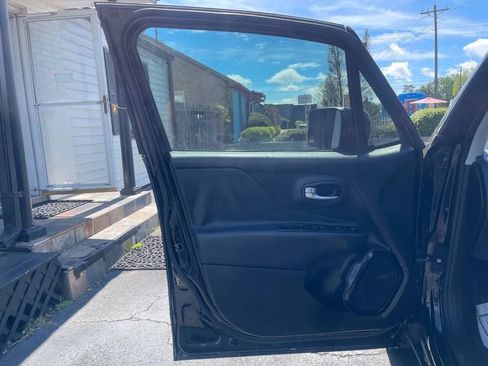 Used 2019 Jeep Renegade Altitude w/ Quick Order Package 2XM FWD image 15