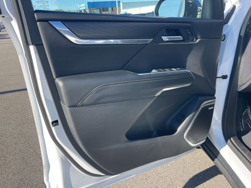 Used 2025 GMC Acadia Elevation image 9