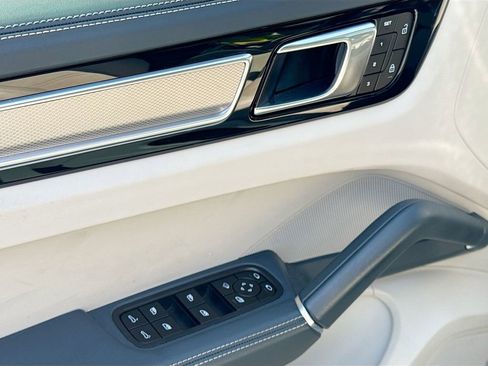 Used 2023 Porsche Cayenne Platinum Edition image 19