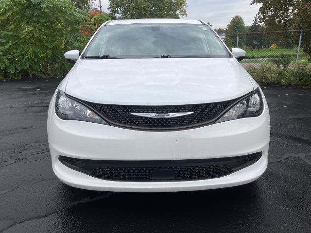 Used 2022 Chrysler Voyager LX FWD image 6