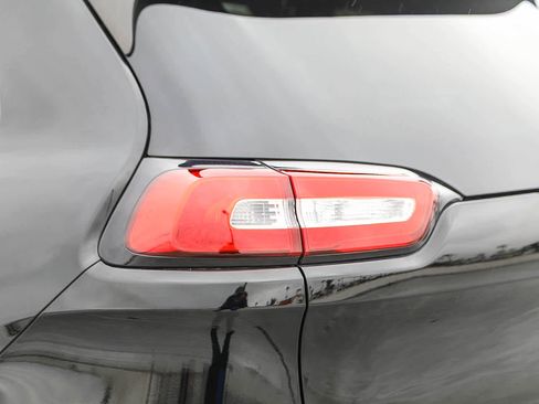 Used 2018 Jeep Cherokee Limited FWD image 9