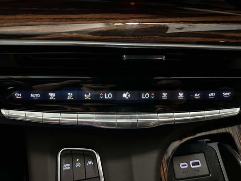 Used 2024 Cadillac Escalade Premium Luxury AWD/4WD image 28