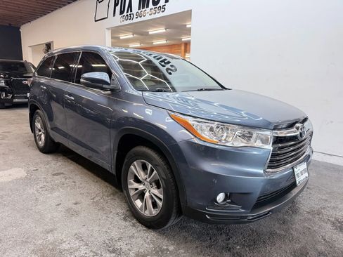 Used 2014 Toyota Highlander XLE image 2