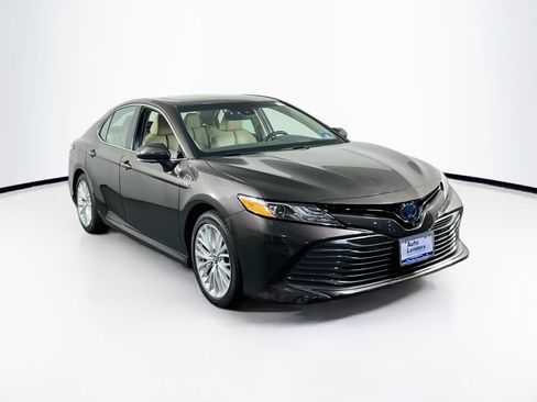 Used 2018 Toyota Camry XLE w/ Audio Package FWD image 3