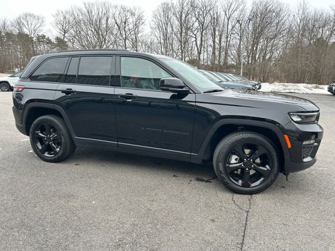 Used 2024 Jeep Grand Cherokee Limited w/ Luxury Tech Group II image 2