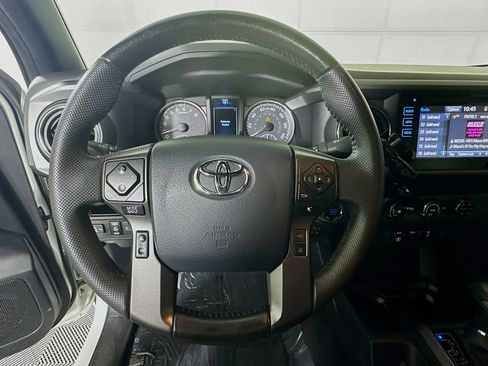 Used 2018 Toyota Tacoma TRD Off-Road AWD/4WD image 15