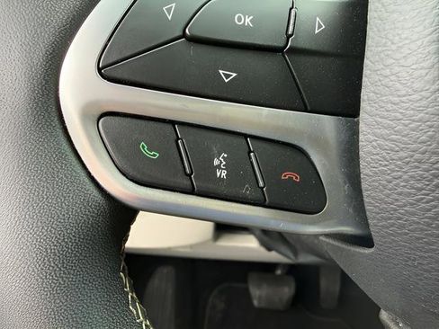 Used 2024 Chrysler Pacifica Touring-L FWD image 18