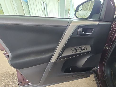 Used 2018 Toyota RAV4 LE image 19