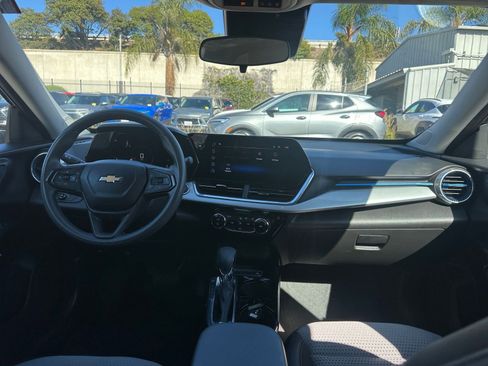 Used 2025 Chevrolet Trax LT image 31