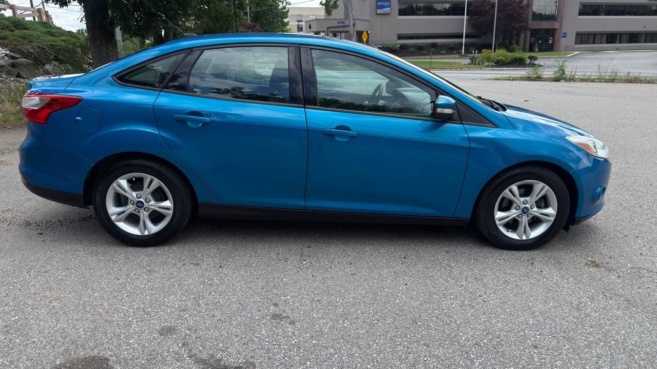 Used 2013 Ford Focus SE w/ SE Winter Pkg FWD image 4