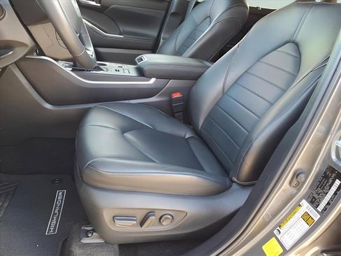 Used 2024 Toyota Highlander XLE image 14