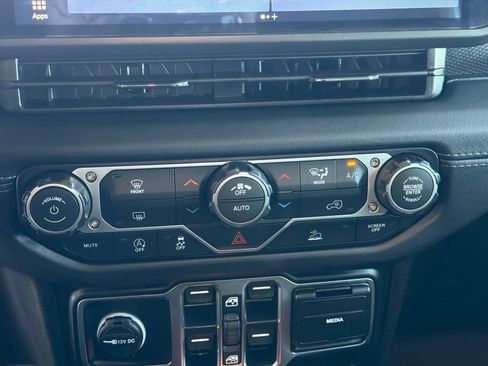 Used 2026 Jeep Gladiator Mojave AWD/4WD image 23