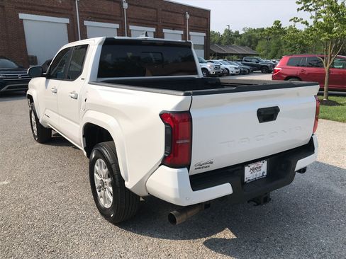 Certified 2024 Toyota Tacoma SR5 AWD/4WD image 5