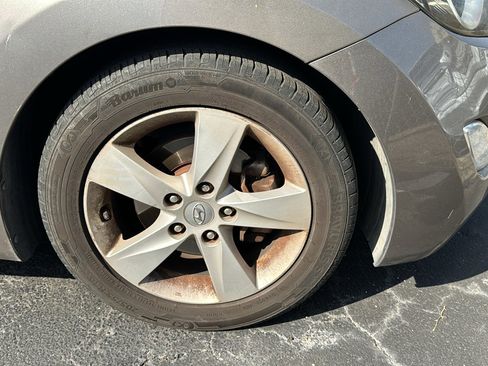 Used 2013 Hyundai Elantra GLS w/ Preferred Pkg image 2