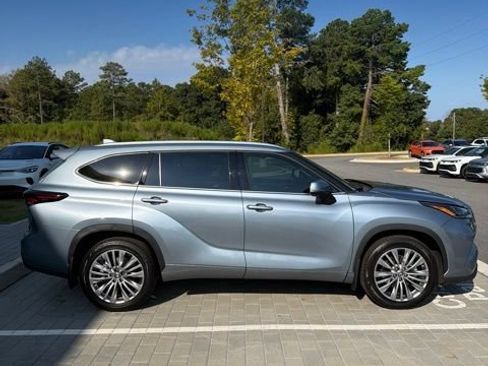 Used 2024 Toyota Highlander Platinum FWD image 1